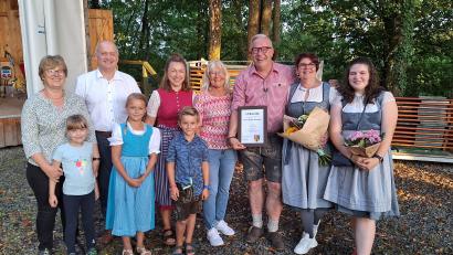 Bild: mnt
50 Jahre kommen die Henselers (rechts im Bild: Rainer, Claudia und Paula) aus Heisterbacherrott zum Urlaub machen nach Thanstein. Das hat man gemeinsam mit Freunden und Gastgebern auf der Thansteiner Burg gefeiert.