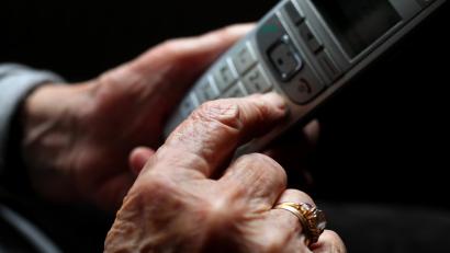Symbolbild: Karl-Josef Hildenbrand/dpa
Eine 66-jährige Frau aus Parsberg erhielt einen Schockanruf von Betrügern. Der Anruf endete abrupt, als sie nach einer Rückrufnummer fragte.
