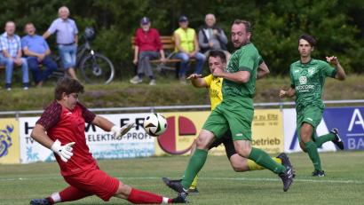 Bild: ham
Johannes Wesnitzer vom SV Trisching (gelbes Trikot) scheitert hier an Torwart Dominik Heimlerl von der SpVgg Schönseer Land. Mannschaftskollege und Routinier Johannes Kohl hatte mehr Erfolg und rettete den Trischingern einen Punkt.