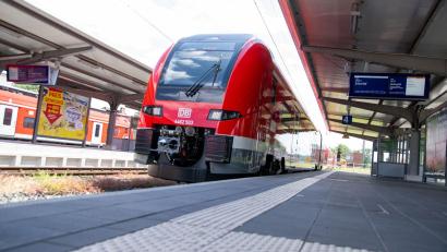 Bild: Pia Bayer/dpa
Die Polizei ermittelt gegen Unbekannte, die im August am Coburger Bahnhof mehrere Kabel durchgeschnitten hatten. (Symbolfoto)