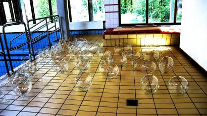 Bild: ubb
Zum Abkühlen werden die Glasblasen in unterschiedlichen Formen und Größen vor dem Badebecken abgelegt.
