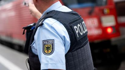 Symbolbild: Sven Hoppe/dpa
Bundespolizisten durchsuchten die Sachen, die der Junge bei sich hatte.