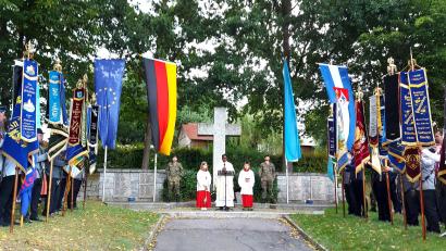 Bild: lg
Die Fahnenabordnungen begleiten die Gedenkfeier am Kriegerehrenmal auf dem Gleiritscher Friedhof.