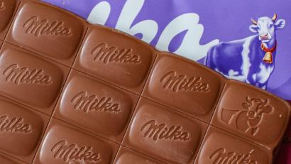 Archivbild: Jan Woitas/dpa
Verbraucherschützer klagen gegen die kleinere Packung von Milka-Schokolade.