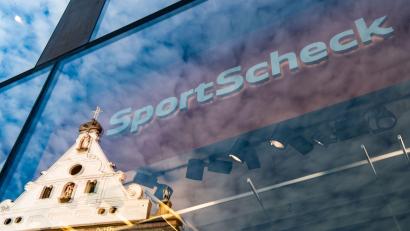 Bild: Lino Mirgeler/dpa
Die Fassade der mittlerweile aufgegebenen SportScheck-Filiale in München. (Archiv)