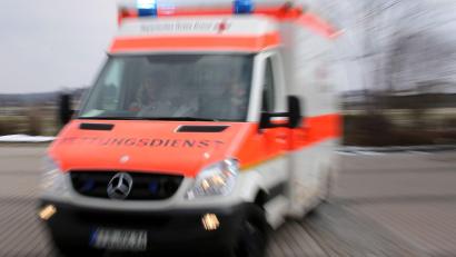 Bild: Stephan Jansen/dpa
Der 27-Jährige kam nach dem Absturz mit schweren Verletzungen ins Krankenhaus. Lebensgefahr bestand Polizeiangaben zufolge nicht. (Symbolbild)