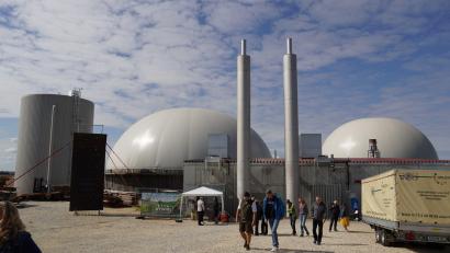 Bild: Artur Lindner
Besichtigung der neuen Biogasanlage: Links der Pufferspeicher, im Vordergrund das Maschinenhaus im Hintergrund die Gärtanks mit dem Biogasspeicher.