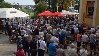 Bild: swo
So gut gefüllt erwarten die Organisatoren und Pfarrvikar Christian Preitschaft auch in diesem Jahr den Festplatz vor der Kirche zu den Gottesdiensten und zur Bewirtung der Wallfahrer.