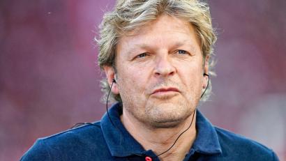 Bild: Uwe Anspach/dpa
Schalkes Sportdirektor Youri Mulder freut sich über noch einen weiteren Neuzugang für den Angriff.