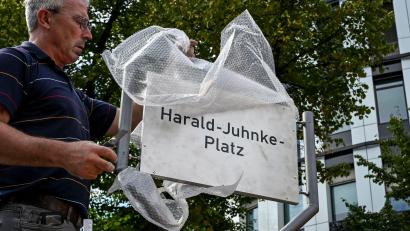 Bild: Jens Kalaene/dpa
In Charlottenburg gibt es jetzt einen Harald-Juhnke-Platz.