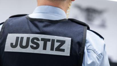 Symbolbild: Sebastian Gollnow/dpa
Zwei Männer und eine Frau gingen im Amberger Obdachlosenheim auf sechs Polizisten los: Zwei von ihnen standen nur vor Gericht und wurden verurteilt.