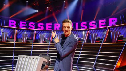 Bild: Thomas Banneyer/dpa
Der Quizmaster Steffen Hallaschka in seinem neuen Studio. (Archivfoto)