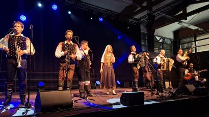 Bild: jua
Sašo Avsenik (Vierter von rechts) und seine Oberkrainer spielten beim Zelt- und Kultur-Festival in Schwandorf.