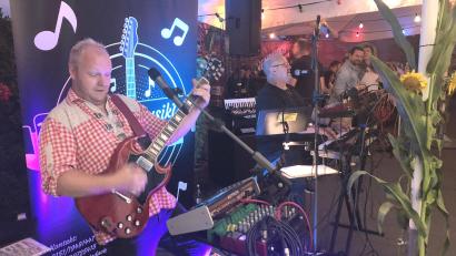 Bild: wro
Zum dritten Mal dabei war das "Wiesauer Musikduo" in der Besetzung Dominik Schomburg und Horst Brandl (von links).