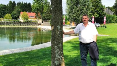 Bild: Portner
Bürgermeister Reinhard Kreuzer trifft sich zum Sommergespräch mit Oberpfalz-Medien im Moorbad. 2025 wurden hier unter anderem die Holzstege erneuert.