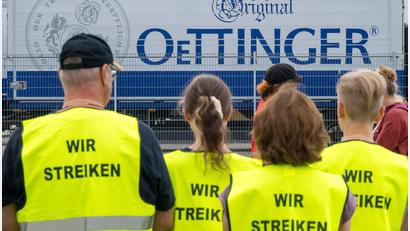 Bild: Peter Kneffel/dpa
Im Tarifstreit bei der Brauerei Oettinger legte die Gewerkschaft NGG nach eigenen Angaben nun ein Schlichtungsangebot vor.