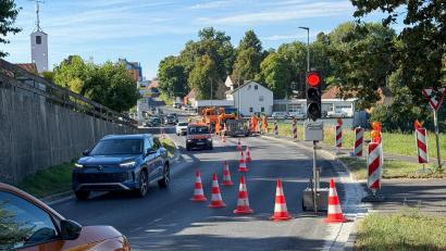 Bild: Petra Hartl
Pylonen führen um die Wanderbaustelle herum, eine mobile Ampel regelt den einspurigen Verkehr: Auf der B14/Bayreuther Straße in Sulzbach-Rosenberg erneuert die Straßenmeisterei derzeit die Fugen.