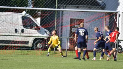 Bild: Hubert Ziegler
Das war das 1:0 für die DJK Ursensollen durch Fabian Meier (ganz rechts, rotes Trikot), unhaltbar für den Vilsecker Torhüter Stephan Pröls.