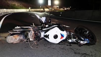 Bild: Ralf Hettler/dpa
Nach einer Frontalkollision auf der B47 bei Amorbach liegt ein beschädigtes Motorrad auf der Straße.