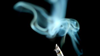Bild: Karl-Josef Hildenbrand/dpa/dpa-tmn
2023 starben in Deutschland rund 131.000 Menschen an den gesundheitlichen Folgen des Rauchens. (Archivbild)