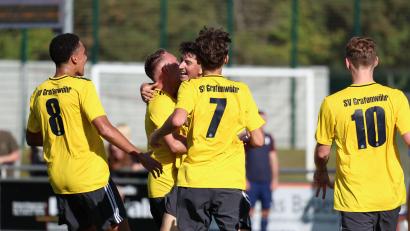 Bild: Dieter Jäschke
Der erst 18-jährige Denis Kabaklar (Mitte) war mit seinem Treffer in der Nachspielzeit der umjubelte Held der SV Grafenwöhr beim Heimsieg über den ASV Haidenaab.