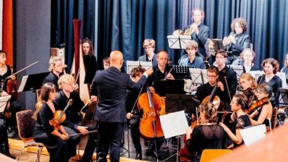 Bild: Stefan Frank
Desar Sulejmani wird das Ostbayerische Jugendsinfonieorchester auch am 12. September in der Schwarzachtalhalle Neunburg dirigieren.
