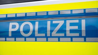 Symbolbild: Daniel Vogl/dpa
Mit einem Bild aus einer Überwachungskamera sucht die Polizei nach dem Täter.