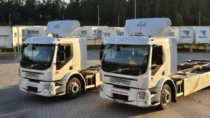Bild: Witt-Gruppe
Puzzleteil für ein ehrgeiziges Ziel: Die zwei Elektro-Lastwagen sind seit kurzem mit dem Witt-Logo auf den Straßen rund um Weiden unterwegs. Die Witt-Gruppe will seine Treibhausemissionen in den nächsten Jahren signifikant senken.