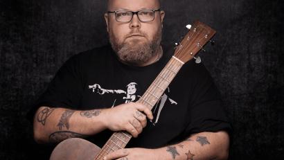 Bild: Thomas Berberich/exb
Andreas Kümmert kommt auf seiner neuen Tour auch auf den Schafferhof in Neuhaus bei Windischeschenbach.