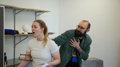 Bild: Florian Wein
Max Hegner und Katharina Mühln proben für "Hamlet for you".