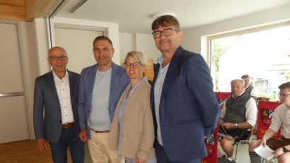 Bild: rn
Sah stellvertretender Landrat Albert Nickl (links) in Bürgermeister Markus Gradl einen noch "kommunalpolitischen Jungspund", bescheinigte ihm stellvertretender VG-Vorsitzender Wolfgang Haberberger (rechts), bei Behörden auch "Tacheles" zu sprechen. Beide würdigten zudem Ehefrau Birgit als starken Hintergrund.