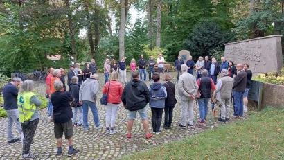 Bild: mfh
Rund 40 Teilnehmer hatten sich zum Antkriegstag am Mahnmal auf dem Friedhofsberg versammelt.