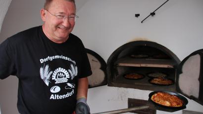 Bild: sne
Robert Panzer holt eine Pizza aus dem Steinofen. Insgesamt verkauften die Altendorfer fast 1400 Stück.