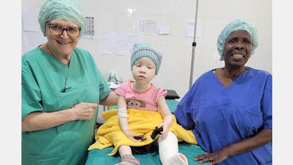 Bild: Annemarie Schraml/exb
Dr. Annemarie Schraml (links) und Schwester Makaaya halfen auch diesem fünfjährigen Mädchen mit Albinismus. Sie wurde wegen eines fortgeschrittenen X-Beins operiert.