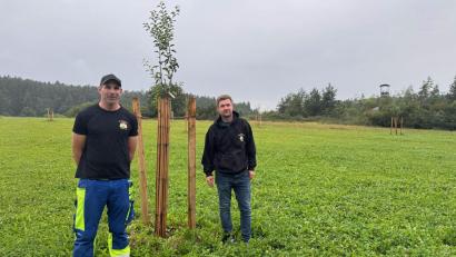 Bild: Heike Unger
Matthias Wiendl (links) und Tobias Birner, die Vorsitzenden des Heimatvereins Theuern, freuen sich über die neue Streuobstwiese in Theuern - und machen schon mal Werbung dafür, dass sich hier jeder gern bedienen darf, wenn die Bäume Früchte tragen.