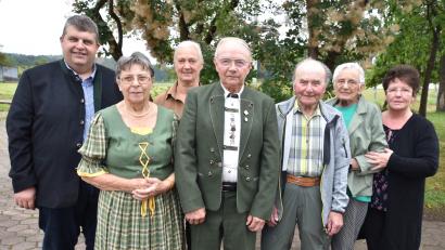 Bild: no
Richard Koch feierte in Aichazandt seinen 85. Geburtstag. Zu den Gratulanten gehörten (von links): Bürgermeister Dieter Dehling, Margarete Koch, Brigitte Aufschneider (1. Vorsitzende des OGV Angfeld), Jubilar Richard Koch, Bruder Fritz Koch, Gunda Sigl und Marlies Rieß (Vertreterinnen des Arbeiterkameradschaftsvereins Sulzbach-Rosenberg)