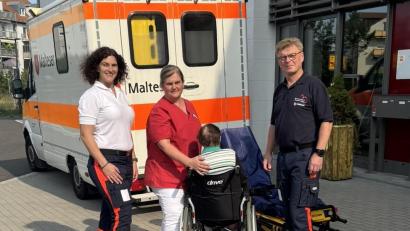 Bild: Franziska Birkner
Der Herzenswunsch-Krankenwagen bringt ein älteres Ehepaar zusammen, damit diese sich noch einmal wiedersehen können