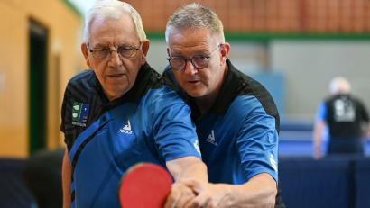 Bild: Lars Penning/dpa
Tischtennis-Training mit Parkinson-Patienten: Sven Hinrichs (r) vom Verein PingPongParkinson in Warsingsfehn.