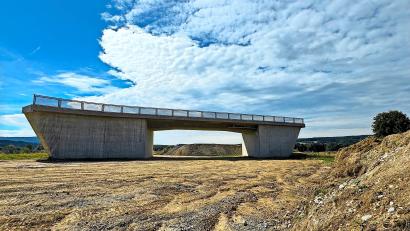 Foto: Matthias Bäumler
Noch steht die große Brücke für die Waldershofer Ortsumgehung einfach so in der Landschaft. Unten hindurch führt in Zukunft die Umgehungsstraße, auf der Brücke verläuft die Straße zwischen Waldershof und Leutendorf.