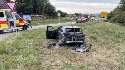 Bild: Polizei Oberviechtach
Ein Mercedes fing nach einem Auffahrunfall auf der B 22 bei Winklarn Feuer.