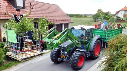 Bild: whü
Der Stammtisch sorgt am Donnerstag für ein Zuschauerspektakel zum Auftakt der Zeulenreuther Kerwa. Dann treiben die Teilnehmer die Kerwa-Sau durchs Dorf und graben vor dem Festgelände die Kerwa aus. Pünktlich um 18 Uhr startet der Kerwa-Wagen.