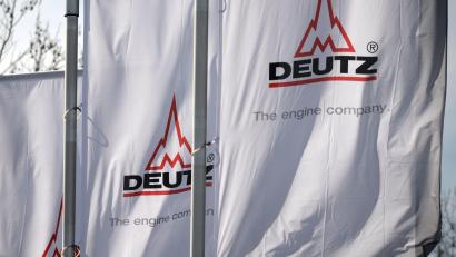 Bild: Henning Kaiser/dpa
Deutz-Fahnen im Wind - über ihnen am Himmel fliegen bald vielleicht Drohnen, die Komponenten aus firmeneigener Produktion enthalten.