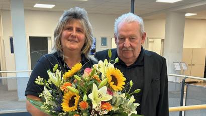 Bild: Urban &amp; Kemmler
Christine Schaller freut sich über den Blumenstrauß, den ihr Bernd Urban überreicht.