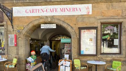 Bild: Petra Hartl
Buchhandlung Dorner (links) und Café Minerva (rechts) gehören zusammen. Wer den Gang durchgeht, gelangt in den Innenhof-Garten des Cafés.
