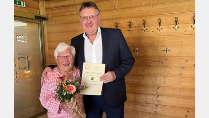 Bild: Stefanie Gradl
Bürgermeister Hans-Martin Schertl überbringt der Jubilarin Anna Suttner die Glückwünsche der Stadt und des Landkreises.