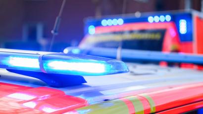 Bild: Julian Stratenschulte/dpa
Ein Auto erfasste in einem Garten einen 60-Jährigen, der dabei schwer verletzt wurde. (Symbolbild)