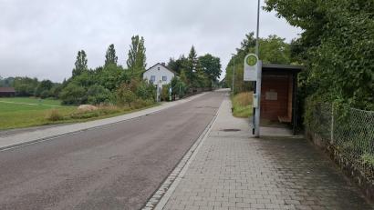 Bild: Iris Eckert [ise] (iris.eckert@oberpfalzmedien.de)
Die Postkellerstraße in Schirmitz, ein wichtige Durchfahrtsstraße in der Gemeinde, ist von 3. bis voraussichtlich 26. September für Bauarbeiten gesperrt. Das betrifft den Abschnitt von der Schreinerei Wittmann bis zum Weiß-Weiher am Ortsausgang Richtung Postkeller. Eine Umleitung ist ausgeschildert. Anlieger und Kunden der ansässigen Gärtnerei dürfen bis 14. September noch passieren, ab 15. September erfolgt dann eine Vollsperrung.