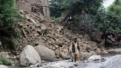 Bild: Wahidullah Kakar/AP/dpa
Schlimmes Erdbeben in Afghanistan: Ein Mann geht an einem vom Erdbeben zerstörten Haus vorbei.