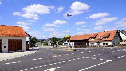 Bild: bkr
Die Immenreuther Straße in Kulmain ist ab Dienstag gesperrt. Grund ist der Austausch der auf der Verkehrsinsel befindlichen Straßenlaterne.