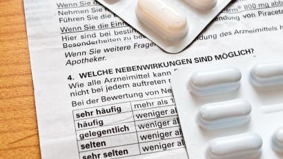 Symbolbild:  Stockfotos-MG – stock.adobe.com
Der Beipackzettel informiert über die richtige Anwendung des Medikaments.